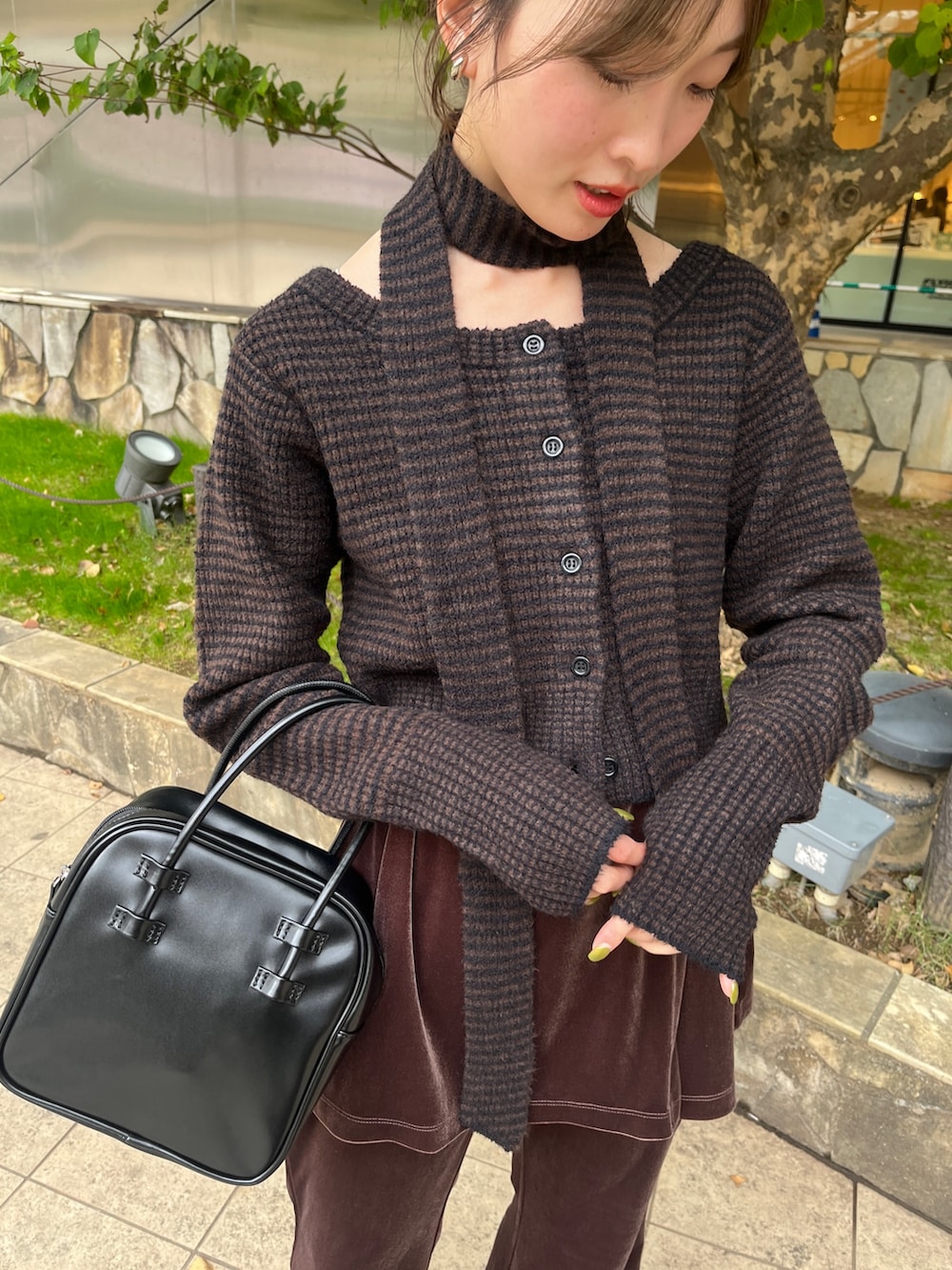 ブラウン系のその他パンツ、ブラック系のハンドバッグ、ブラウン系のニット/セーターを着用したレディースの秋コーディネートの2枚目の写真