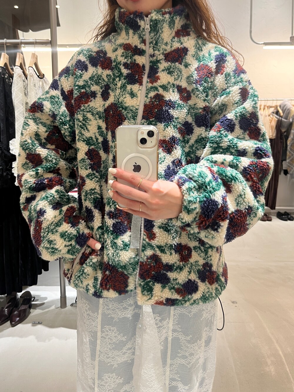 ホワイト系のブルゾン、ブラウン系のブルゾンを着用したレディースの冬コーディネートの2枚目の写真