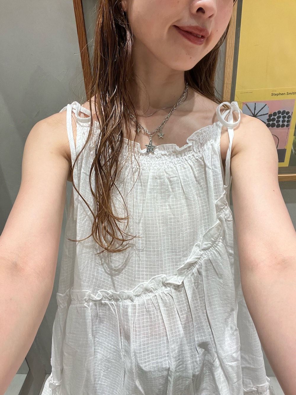 ホワイト系のチュニック、グレー系のその他パンツを着用したレディースの夏コーディネートの2枚目の写真