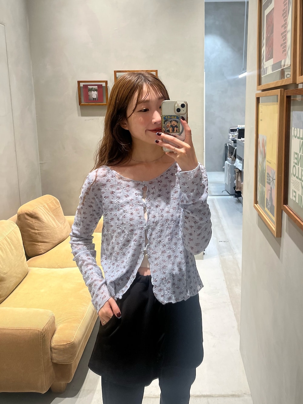 ブルー系のカーディガン/ボレロ、ブラック系のその他パンツを着用したレディースの夏コーディネートの2枚目の写真