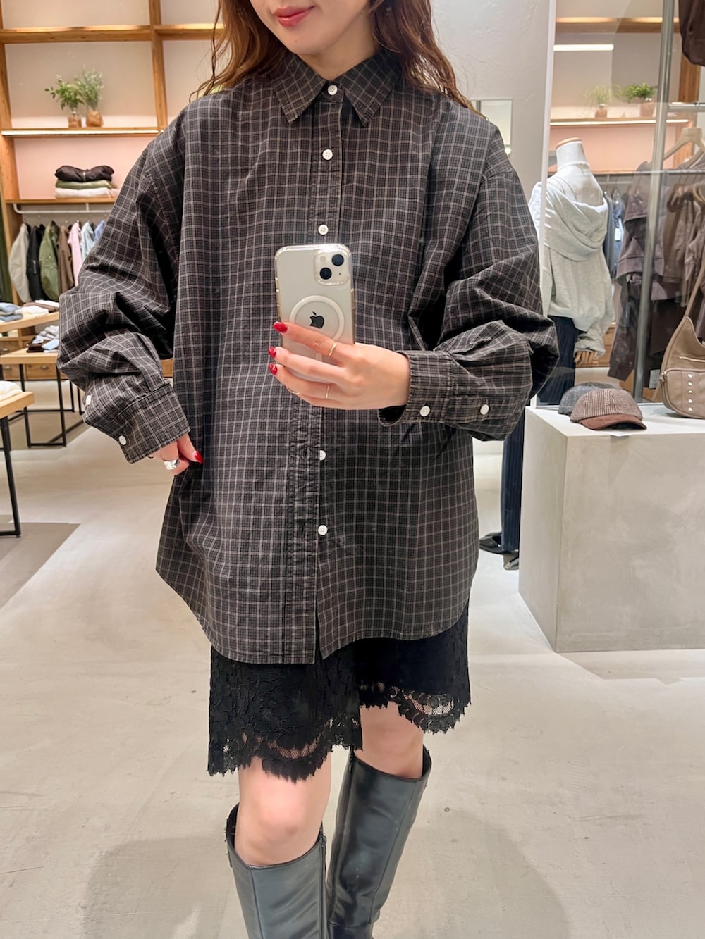 ブラウン系のシャツ/ブラウス、ブラック系のその他パンツ、ブラック系のブーツを着用したレディースの秋コーディネートの2枚目の写真