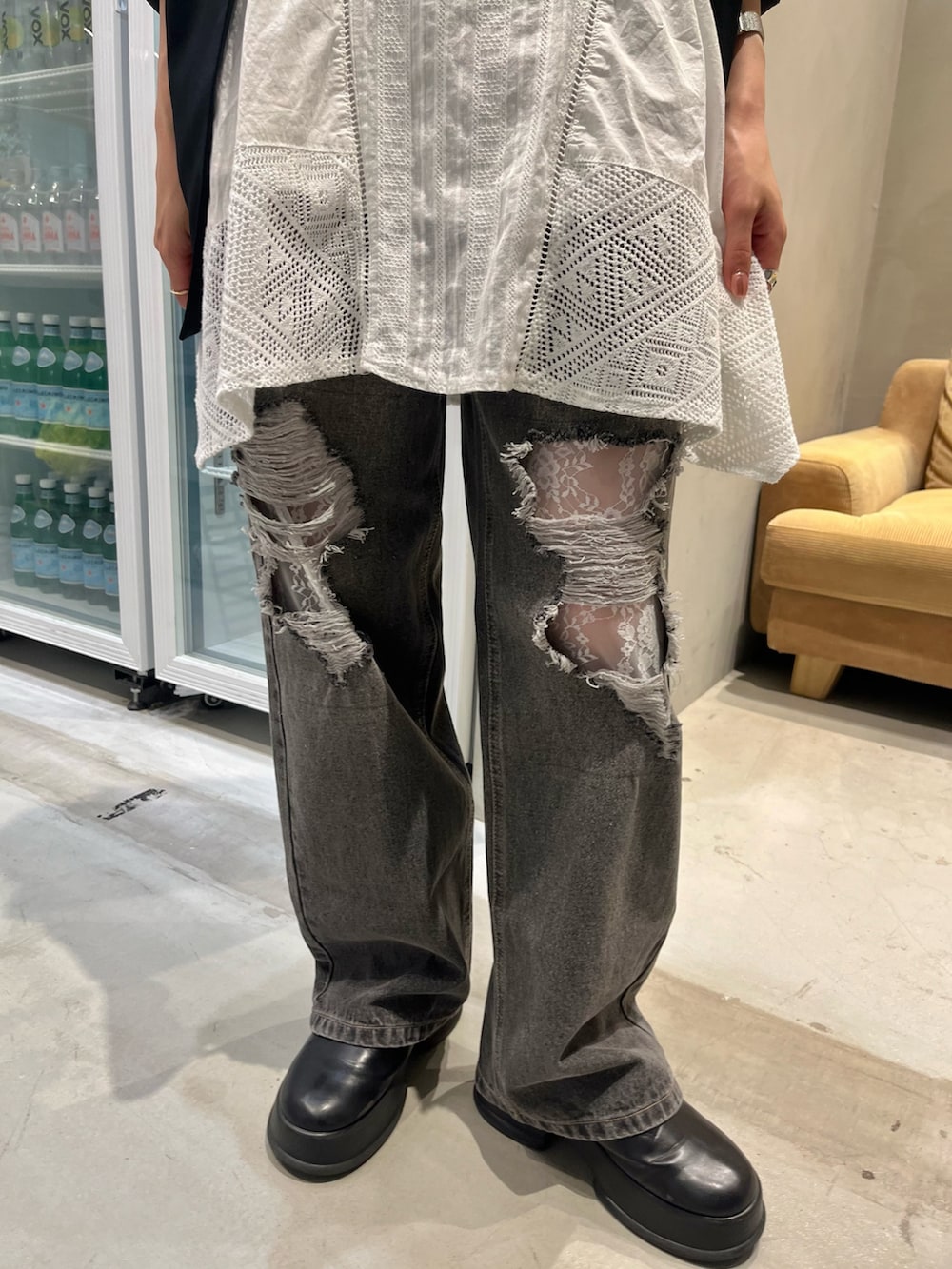 ブラック系のトートバッグ、ブラック系のデニムパンツ、ホワイト系のワンピースを着用したレディースの夏コーディネートの3枚目の写真
