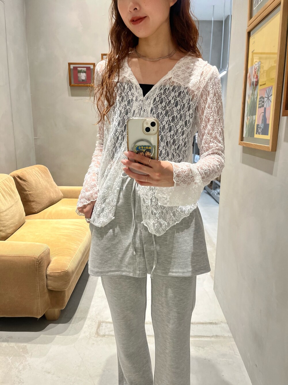 グレー系のその他パンツ、ブラック系のサンダル、ホワイト系のTシャツ/カットソーを着用したレディースの夏コーディネートの2枚目の写真