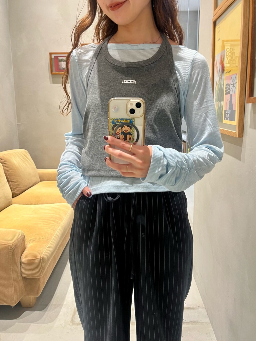 グレー系のTシャツ/カットソー、ブラック系のパンプス、ブルー系のスラックスを着用したレディースの秋コーディネートの2枚目の写真