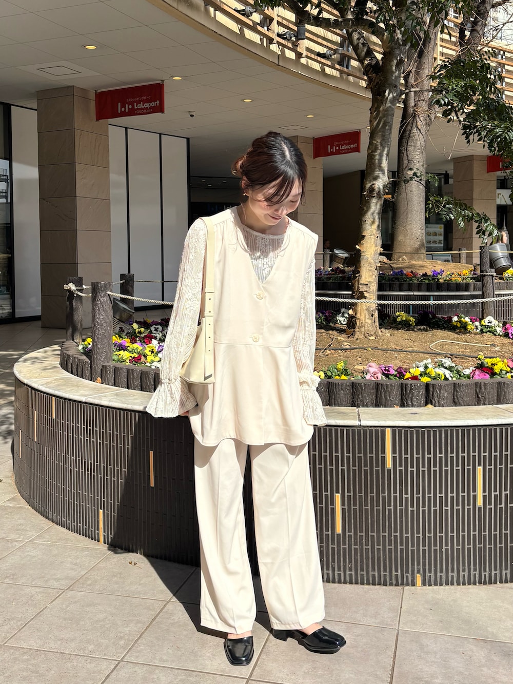 「Kastane、セレモニー、セレモニーコーデ、オトナカジュアル、春、オトナ女子、きれいめコーデ、ママファッション、30代コーデ、入学式コーデ」｜「Kastaneの【2/8(土)12:00発売/セレモニー対応】B レースプルオーバー（Tシャツ/カットソー、ホワイト系）」を使った、itabaさん（レディース・161cm）の春コーディネートの2枚目の写真