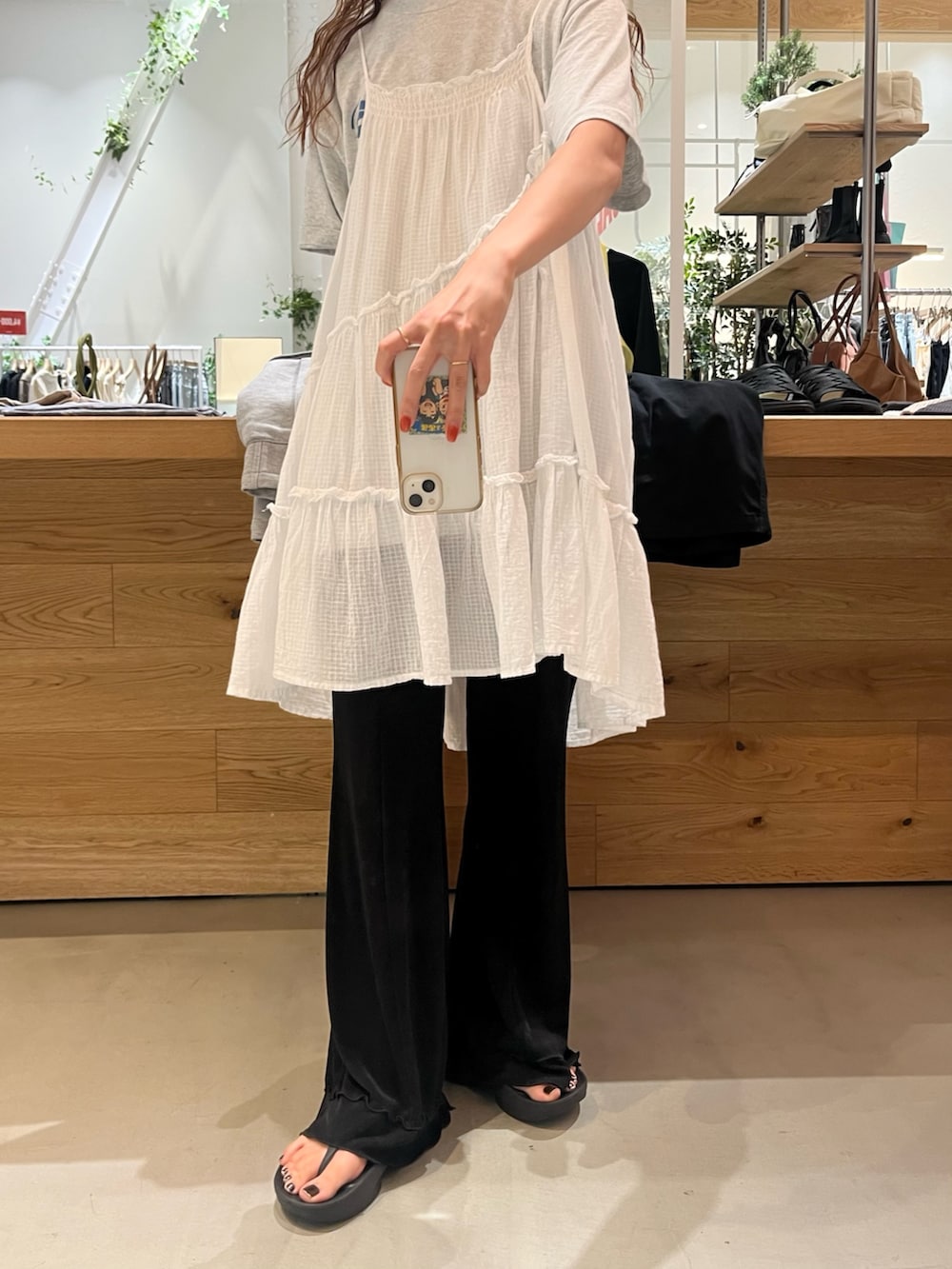 ブラック系のその他パンツ、ホワイト系のチュニックを着用したレディースの夏コーディネートの2枚目の写真