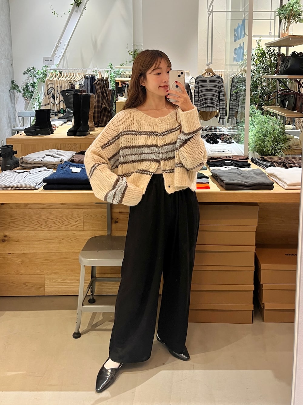 ブラック系のその他パンツ、ブラック系のパンプス、ブルー系のニット/セーターを着用したレディースの秋コーディネートの4枚目の写真