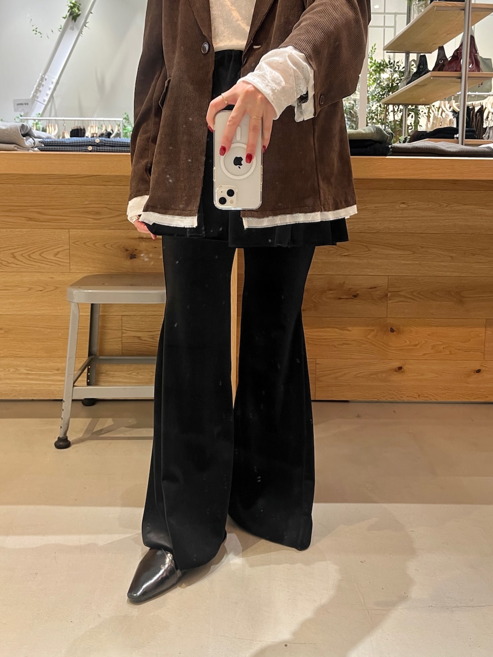 ブラック系のその他パンツ、ホワイト系のTシャツ/カットソー、ブラウン系のテーラードジャケットを着用したレディースの秋コーディネートの3枚目の写真