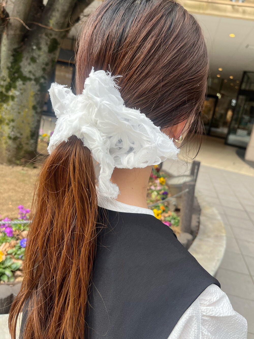 「Kastane、セレモニー、オトナカジュアル、春、大人コーデ、モノトーンコーデ、きれいめコーデ、ママファッション、30代コーデ、入学式コーデ」｜「Kastaneの【fiw.】スクエアリボンシュシュ（シュシュ、ホワイト系）」を使った、itabaさん（レディース・160cm）の春コーディネートの5枚目の写真