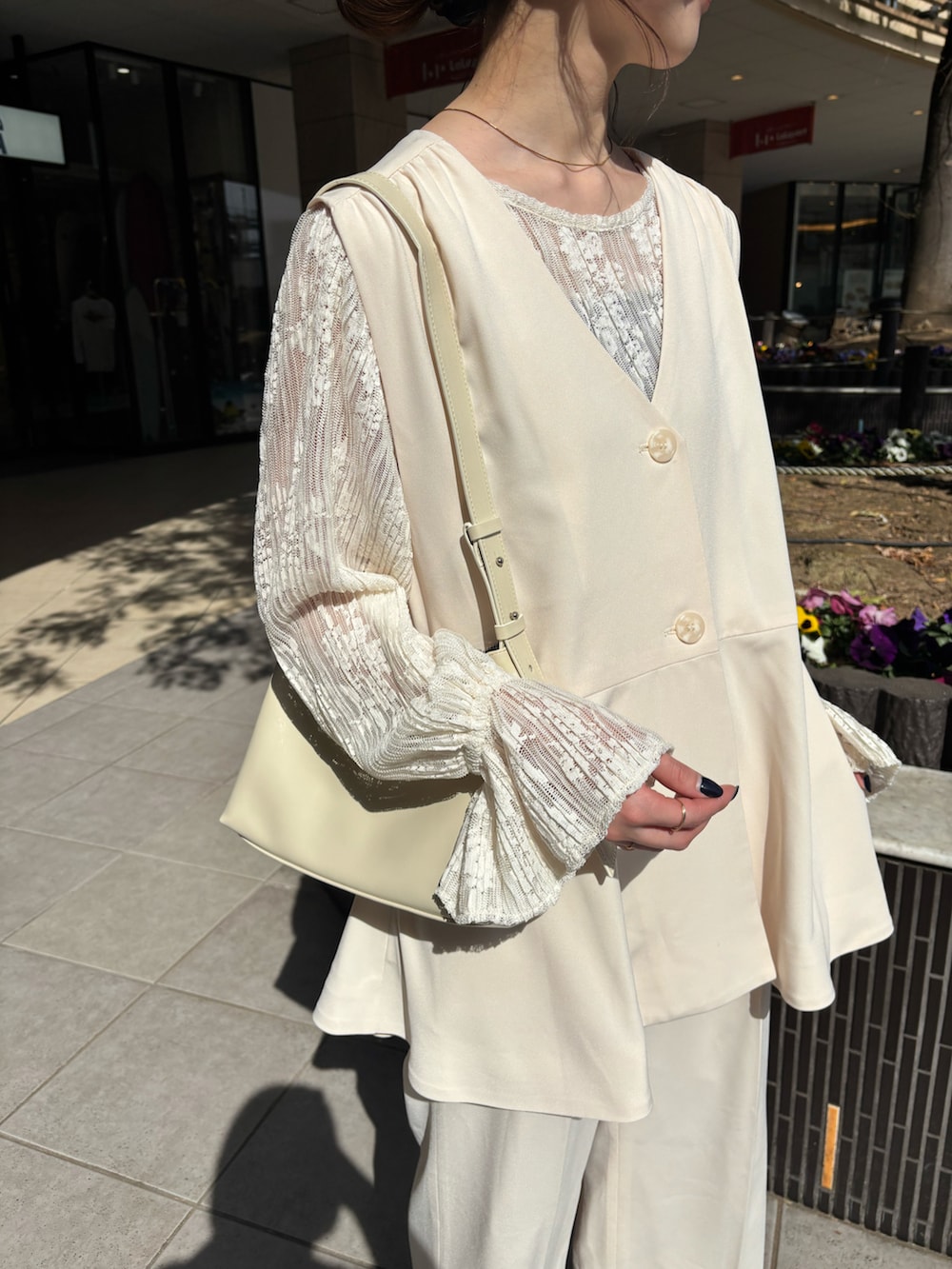 「Kastane、セレモニー、セレモニーコーデ、オトナカジュアル、春、オトナ女子、きれいめコーデ、ママファッション、30代コーデ、入学式コーデ」｜「Kastaneの【2/8(土)12:00発売/セレモニー対応】B レースプルオーバー（Tシャツ/カットソー、ホワイト系）」を使った、itabaさん（レディース・161cm）の春コーディネートの4枚目の写真