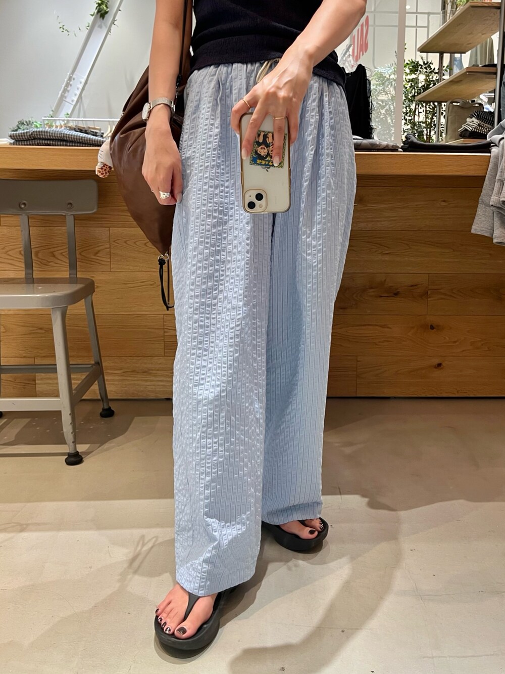 ブルー系のその他パンツ、ブラウン系のバックパック/リュックを着用したレディースの夏コーディネートの2枚目の写真