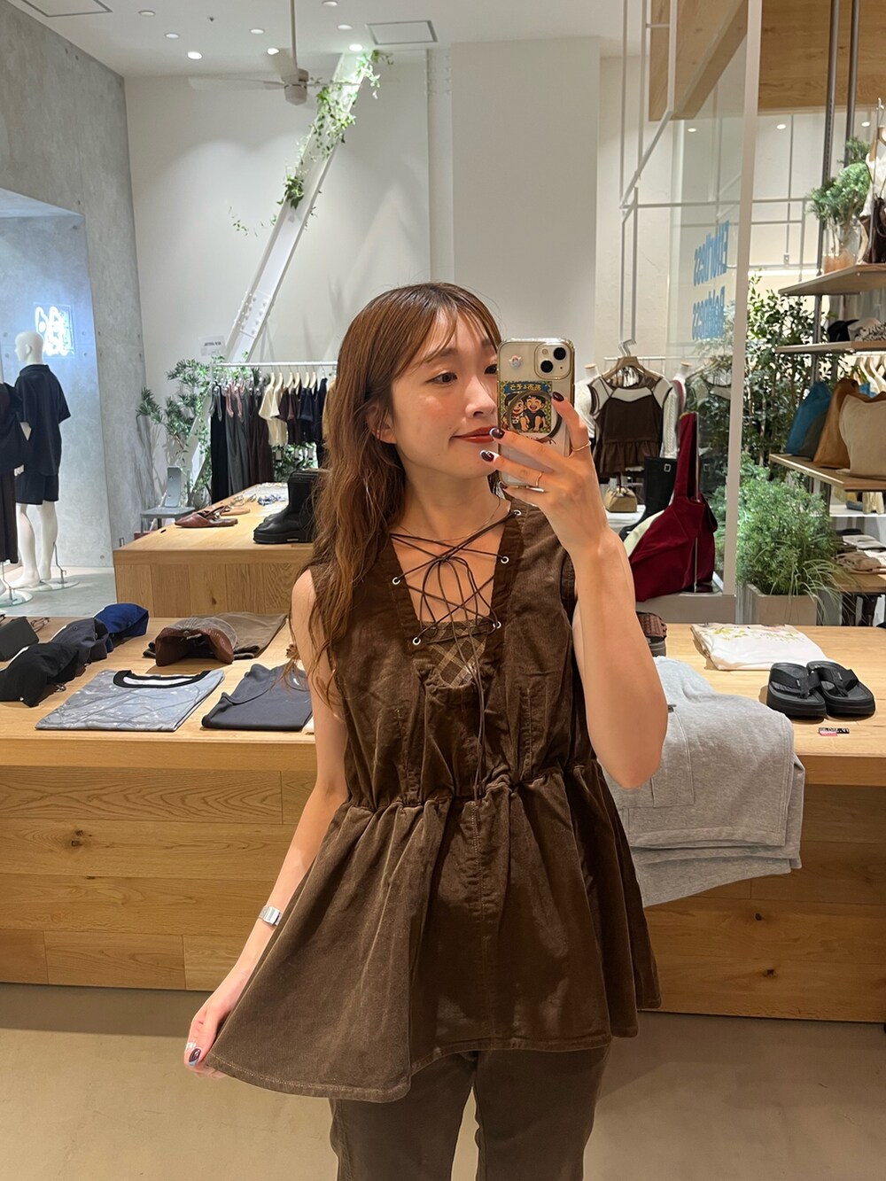 ブラウン系のその他パンツ、ブラウン系のベスト、ブラウン系のキャミソールを着用したレディースの秋コーディネートの4枚目の写真