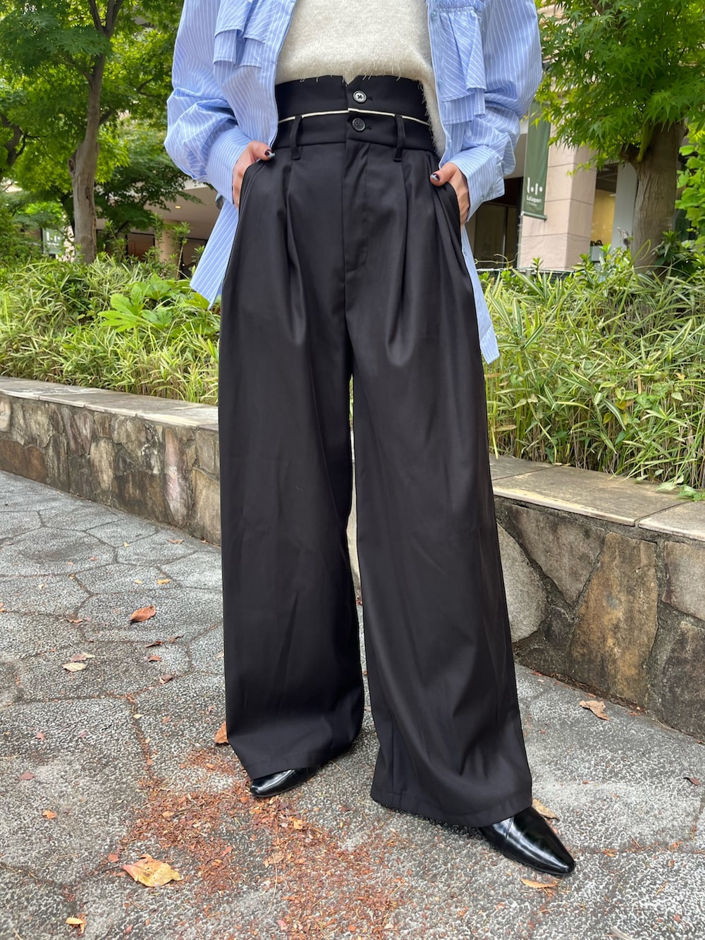 ブラック系のトートバッグ、ブルー系のスラックス、ブルー系のシャツ/ブラウスを着用したレディースの秋コーディネートの3枚目の写真