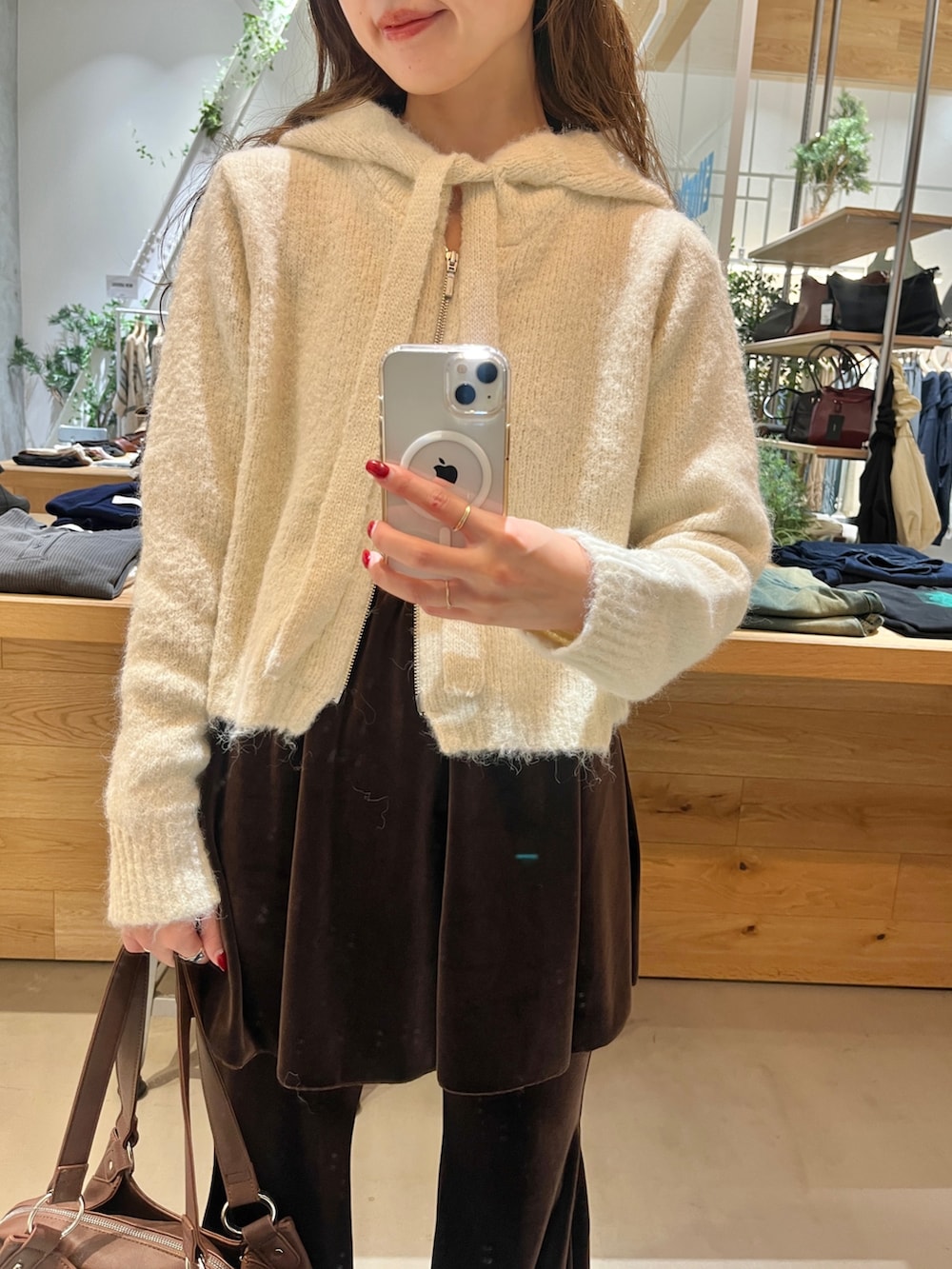 ホワイト系のパーカー、ブラウン系のその他パンツ、ブラウン系のトートバッグを着用したレディースの秋コーディネートの2枚目の写真