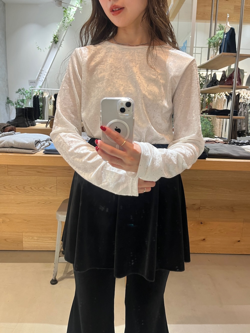 ブラック系のその他パンツ、ホワイト系のTシャツ/カットソー、ブラウン系のテーラードジャケットを着用したレディースの秋コーディネートの4枚目の写真