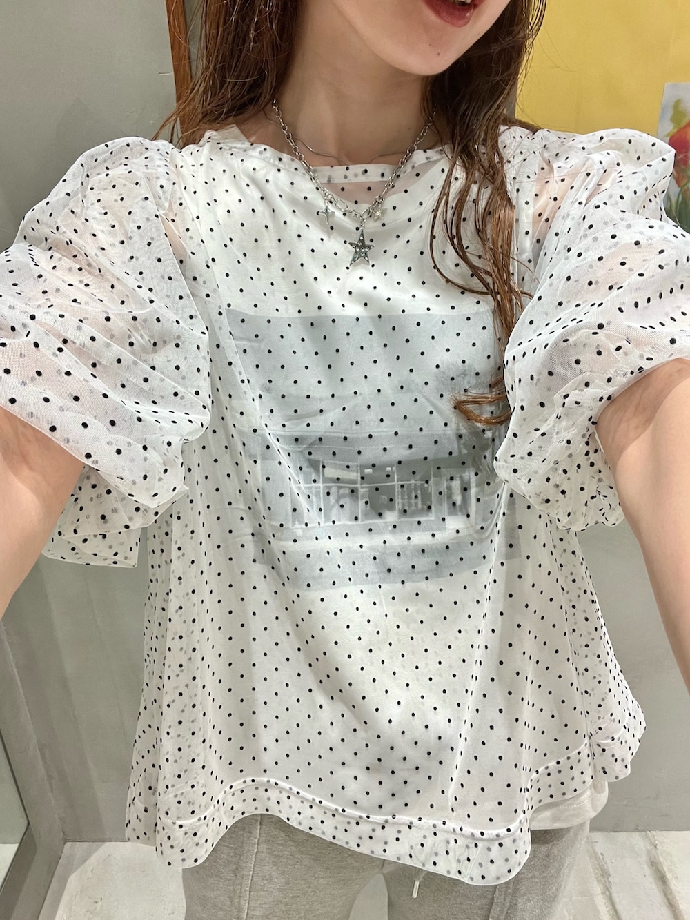 「Kastane、kastane_ootd、kastaneコーデ、b.Kastane、ドット、ドット柄、チュール、チュールトップス」｜「Kastaneのスウェットフレアパンツ（その他パンツ、グレー系）」を使った、itabaさん（骨格ストレート・レディース・161cm）の夏コーディネートの4枚目の写真