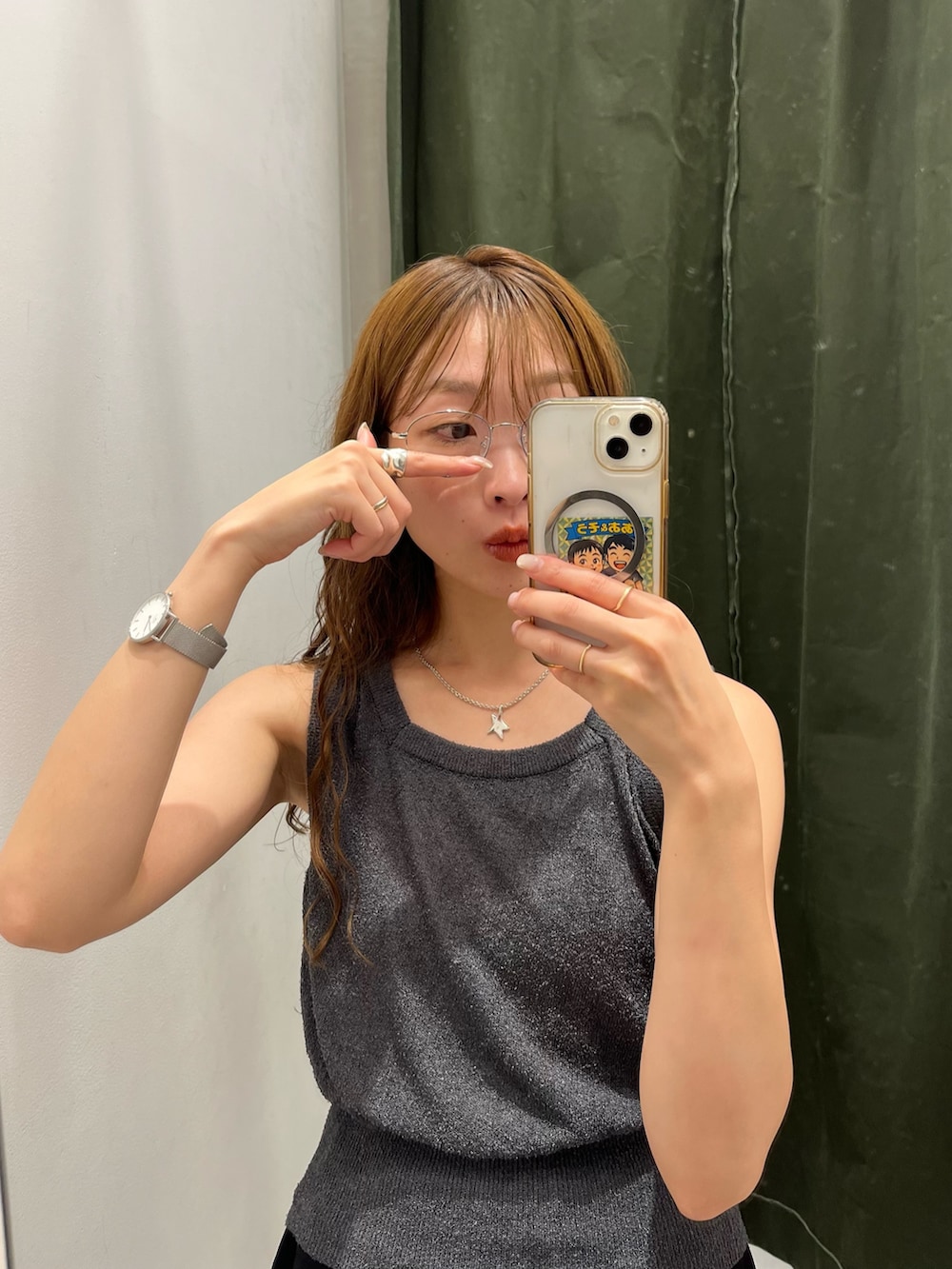 グレー系のタンクトップ、ブラック系のその他パンツ、ブラウン系のパンプスを着用したレディースの夏コーディネートの2枚目の写真