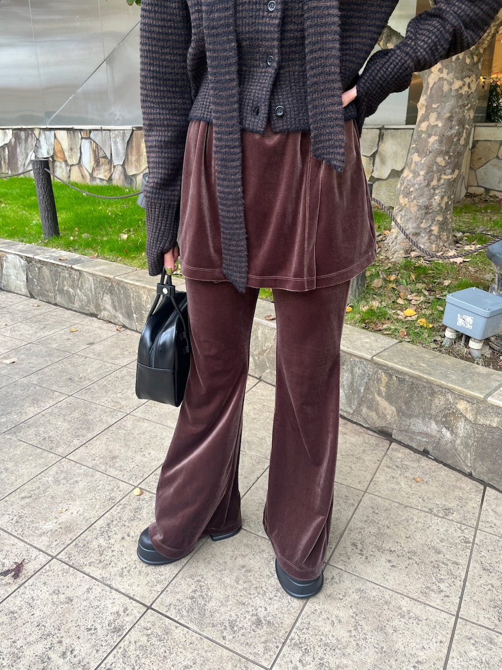 ブラウン系のその他パンツ、ブラック系のハンドバッグ、ブラウン系のニット/セーターを着用したレディースの秋コーディネートの3枚目の写真