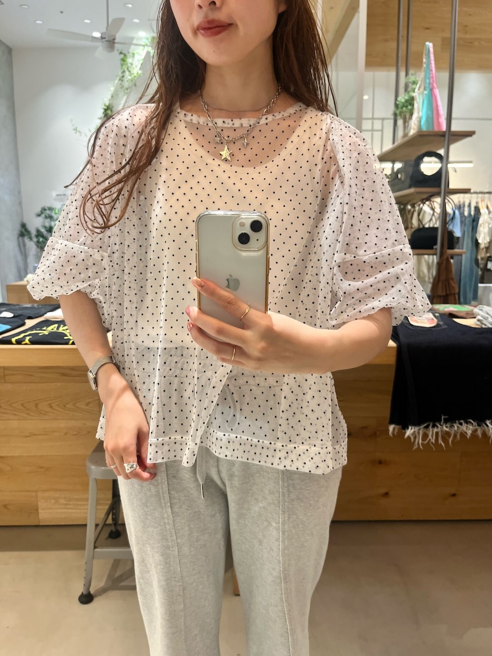「Kastane、kastane_ootd、kastaneコーデ、b.Kastane、ドット、ドット柄、チュール、チュールトップス」｜「Kastaneのスウェットフレアパンツ（その他パンツ、グレー系）」を使った、itabaさん（骨格ストレート・レディース・161cm）の夏コーディネートの2枚目の写真
