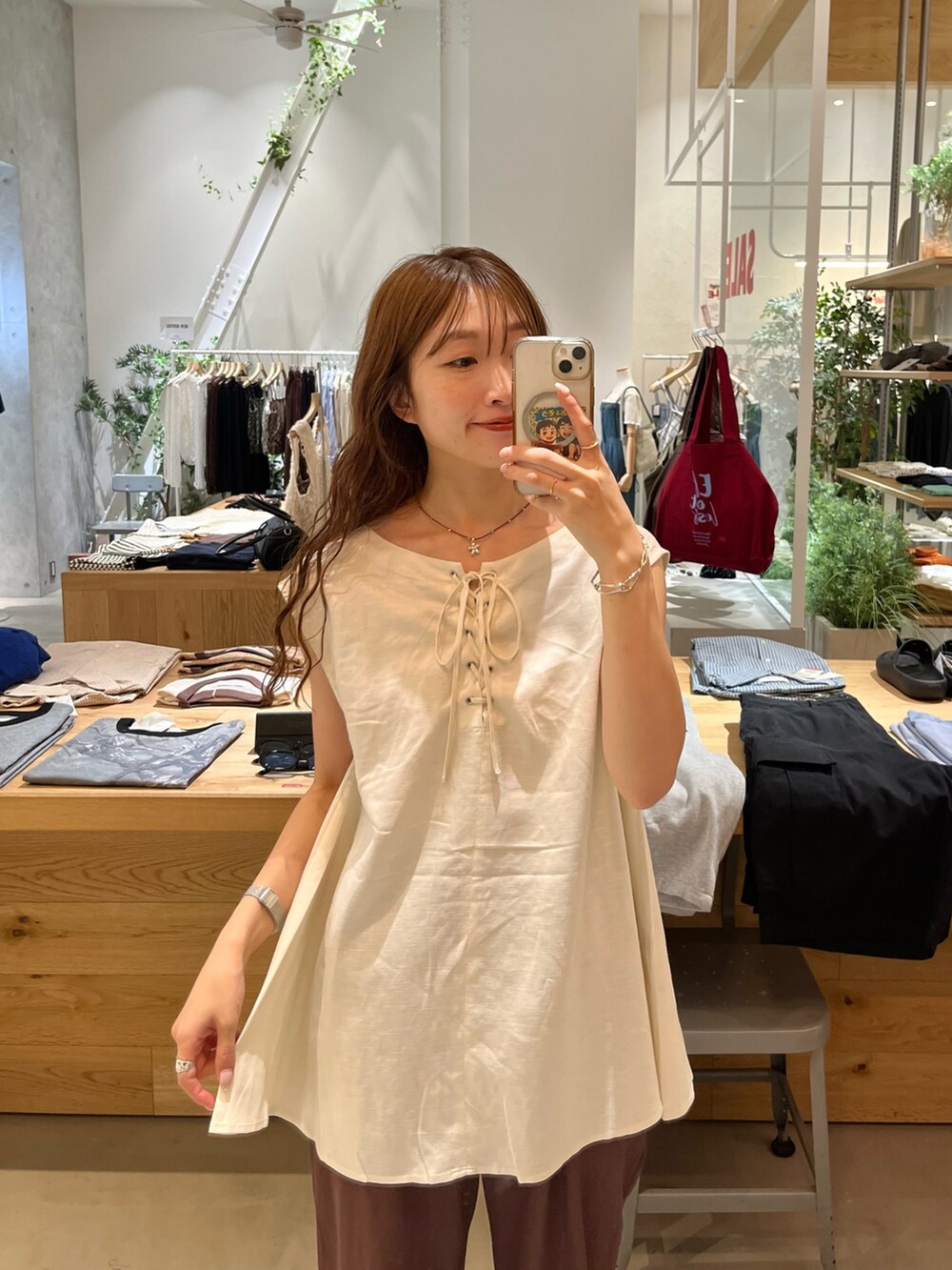 ブラウン系のパンプス、ブラウン系のその他パンツ、ベージュ系のキャミソールを着用したレディースの夏コーディネートの2枚目の写真