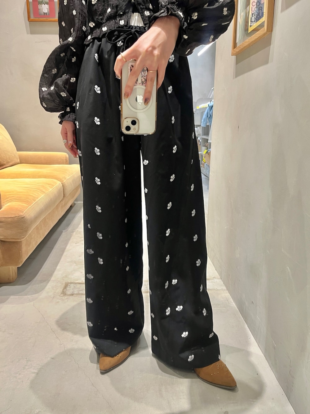 ブラック系のその他パンツ、ブラック系のシャツ/ブラウスを着用したレディースの冬コーディネートの3枚目の写真