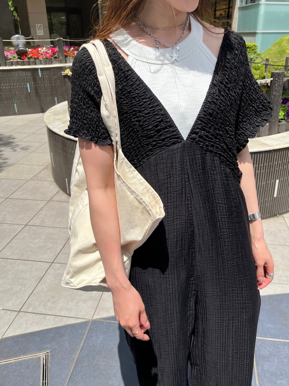 ブラック系のつなぎ/オールインワン、ホワイト系のキャミソールを着用したレディースの夏コーディネートの2枚目の写真