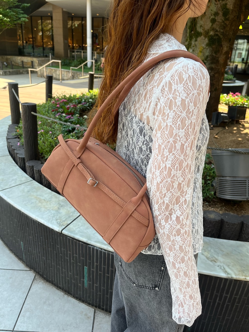 ホワイト系のTシャツ/カットソー、ブラウン系のボストンバッグ、ブラック系のデニムパンツを着用したレディースの夏コーディネートの4枚目の写真