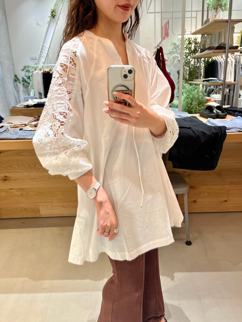 ホワイト系のシャツ/ブラウス、ブラウン系のその他パンツ、ブラック系のサンダルを着用したレディースの夏コーディネートの3枚目の写真