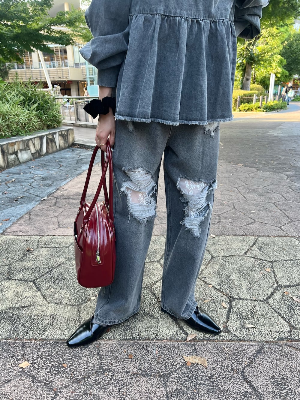 グレー系のシャツ/ブラウス、ブラック系のデニムパンツ、ブラック系のパンプスを着用したレディースの秋コーディネートの4枚目の写真