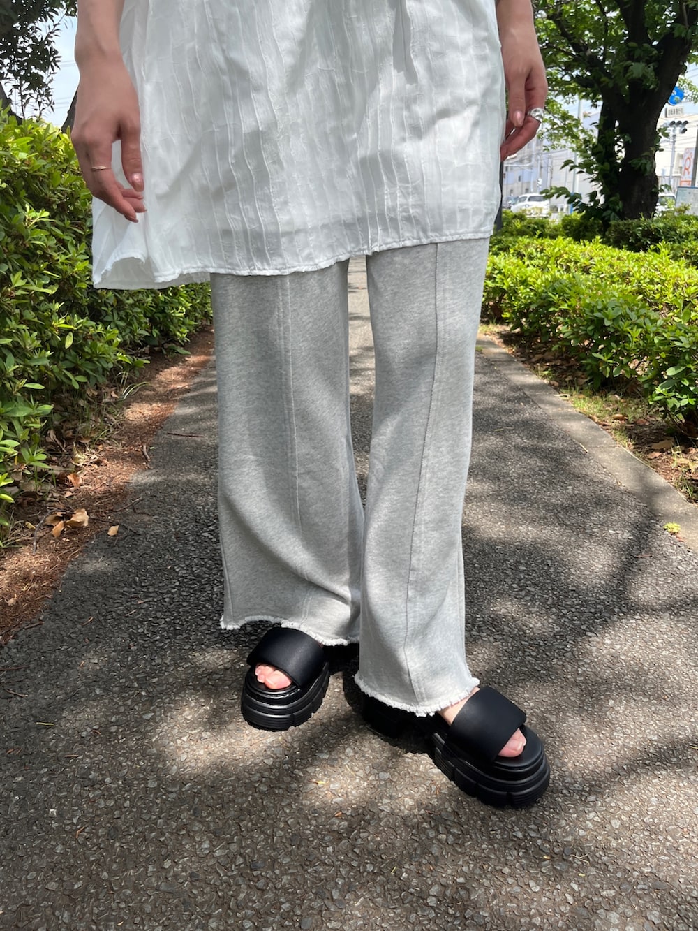 「Kastane、kastane_ootd、チュニック、スウェットパンツ」｜「Kastaneのウェーブキャミチュニック（チュニック、ホワイト系）」を使った、itabaさん（骨格ストレート・レディース・161cm）の夏コーディネートの3枚目の写真