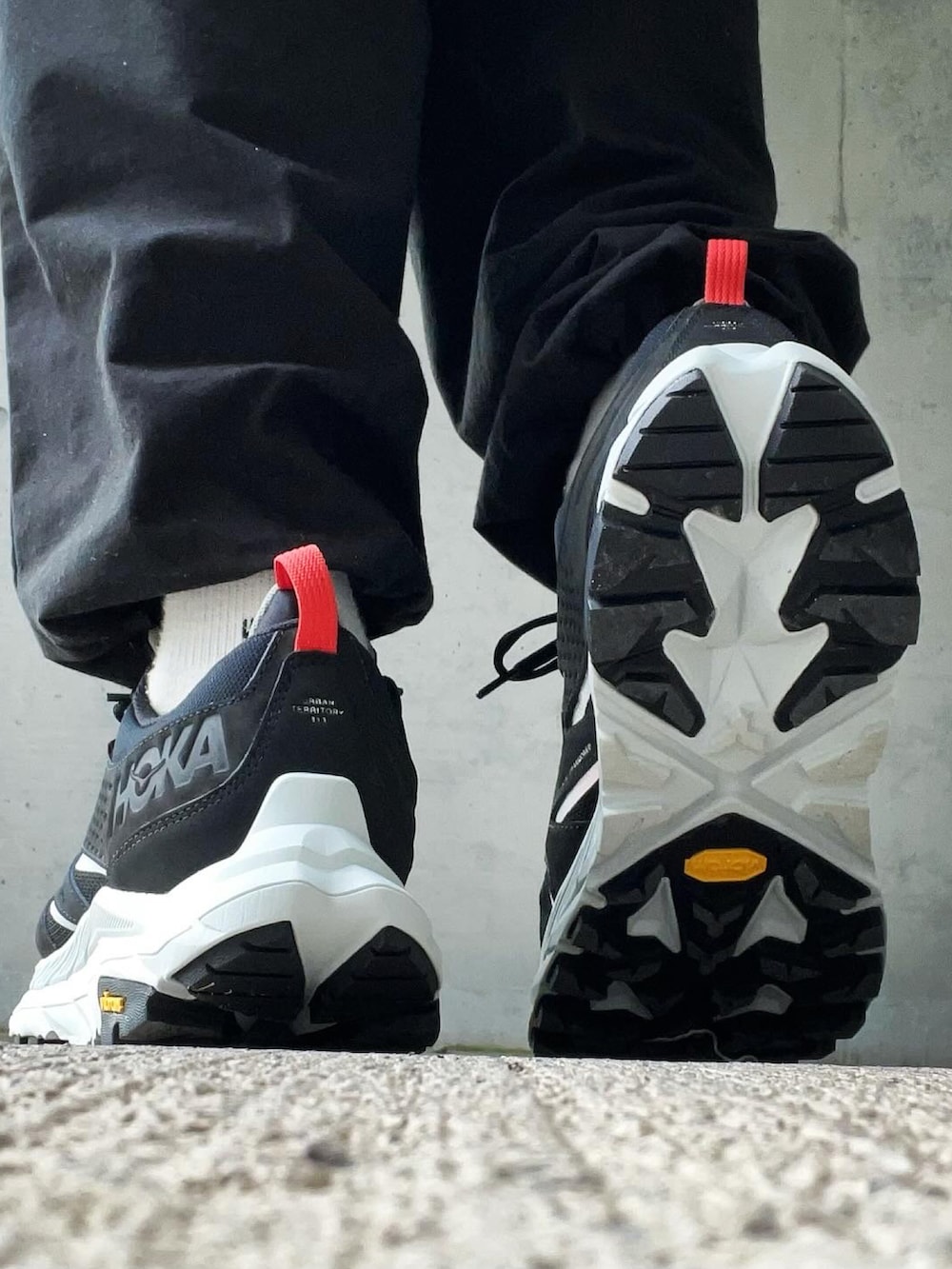 ブラック系のシャツ/ブラウス、ブラック系のカーゴパンツ、ブラック系のスニーカーを着用したメンズの夏コーディネートの3枚目の写真