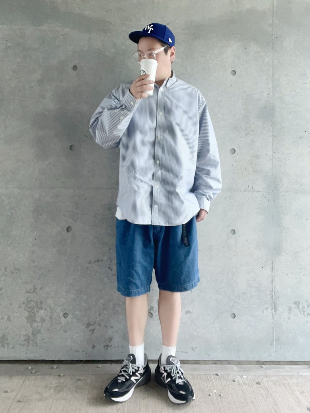 ブルー系のシャツ/ブラウス、ブルー系のデニムパンツ、ブラック系のスニーカーを着用したメンズの春コーディネートの2枚目の写真