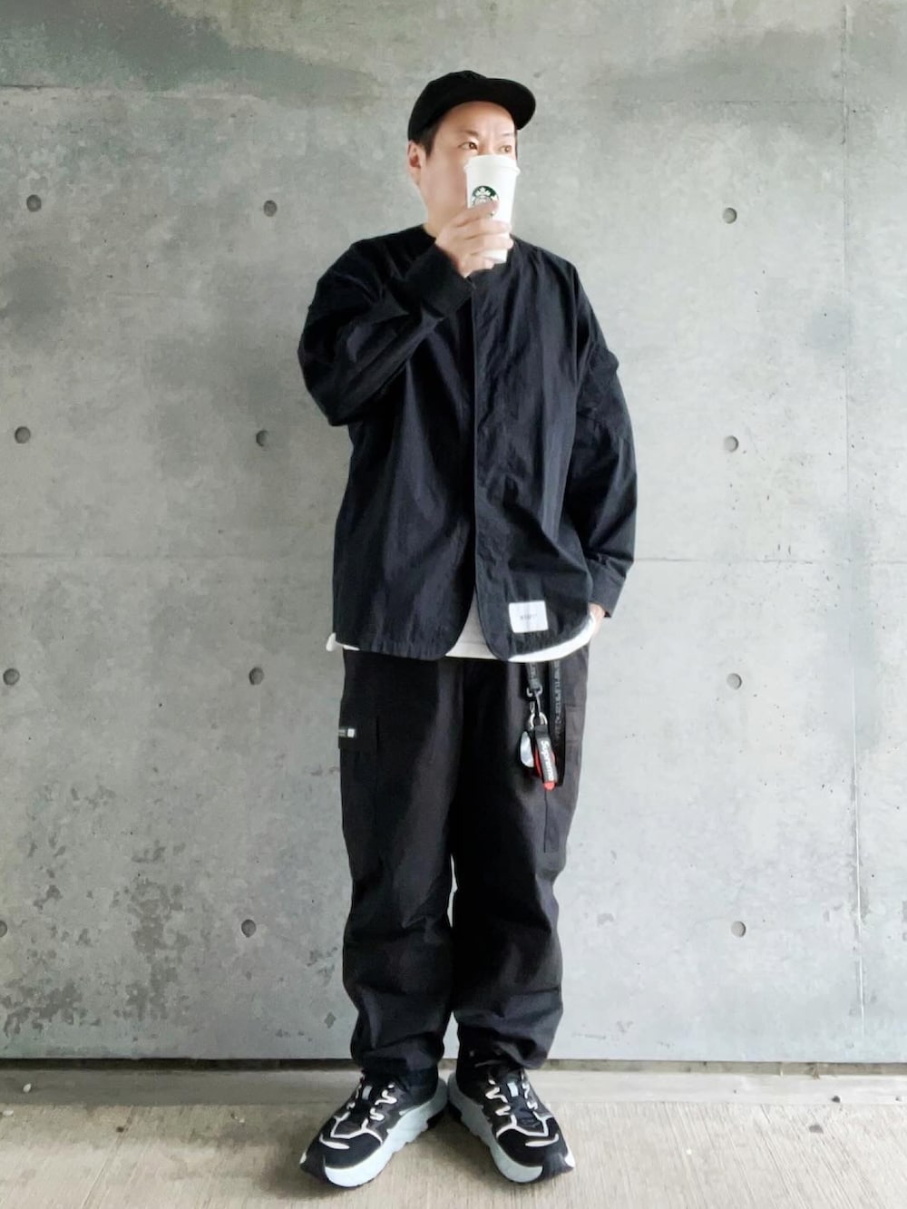 ブラック系のシャツ/ブラウス、ブラック系のカーゴパンツ、ブラック系のスニーカーを着用したメンズの夏コーディネートの2枚目の写真