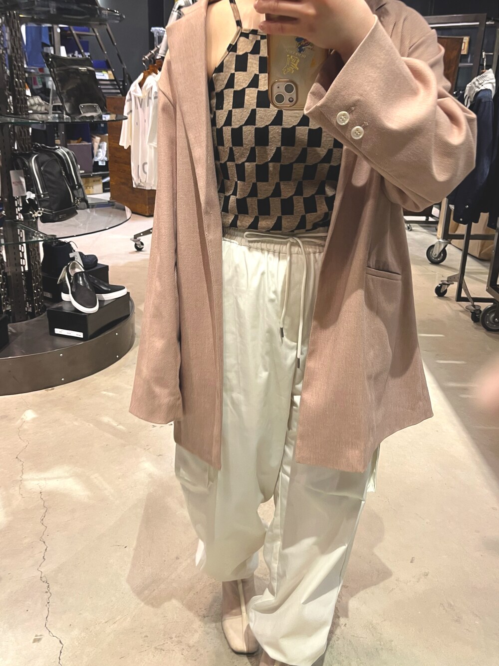 「春服、今日のコーデ、ホワイト、ピンク、カーゴパンツ、ジャケット、Kastane、kastane_ootd、骨格ストレート、出勤コーデ」｜「NEUNAのセンターシームスクエアトゥシアーチュールパイピングショートブーツ（ブーツ、ホワイト系）」を使った、tomonaさん（レディース・153cm）の春コーディネートの2枚目の写真