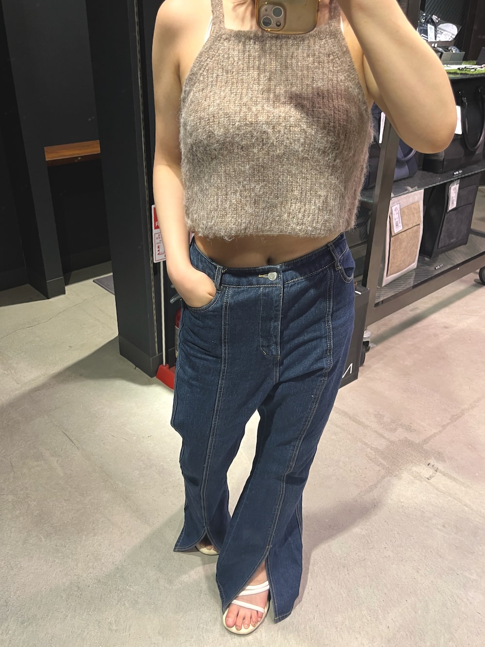 「アツいコーデ全部見せ、夏、秋、夏コーデ、キャミソール、ニット、サンダル、Kastane、kastane_ootd、低身長、骨格ストレート、出勤コーデ」｜「Kastaneの【2023AWアイテム】紐付きニットキャミビスチェ（キャミソール、ブラウン系）」を使った、tomonaさん（レディース・153cm）の夏コーディネートの2枚目の写真