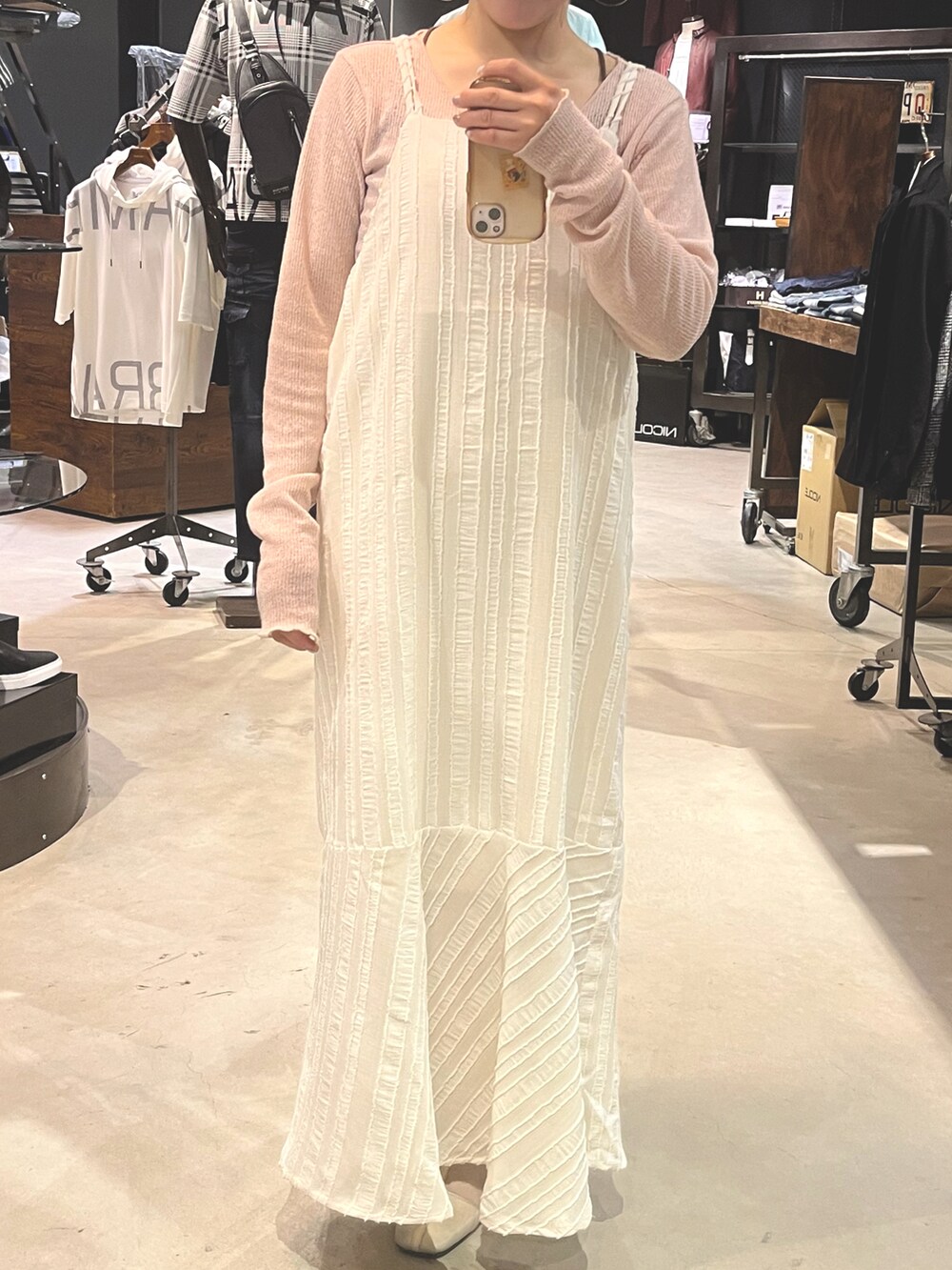 「春コーデ、春服、ジャケット、ワンピース、Kastane、kastane_ootd、ピンク、ホワイト、低身長、出勤コーデ、骨格ストレート」｜「Kastaneの【2023SSアイテム】カルゼテーラードジャケット（テーラードジャケット、ピンク系）」を使った、tomonaさん（レディース・153cm）の春コーディネートの2枚目の写真