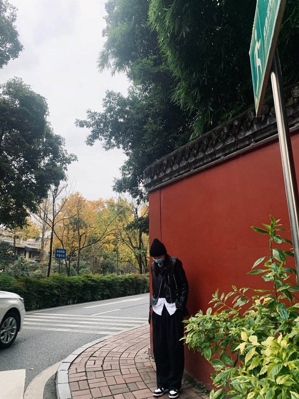 ブラック系のライダースジャケット、ブラック系のスラックス、ブラック系のスニーカーを着用したレディースの秋コーディネートの2枚目の写真