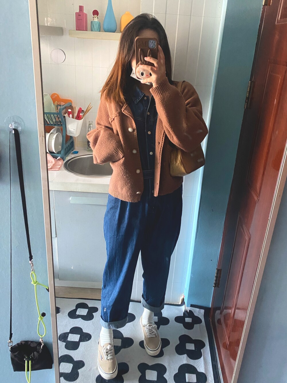 ベージュ系のスニーカー、ブラウン系のその他を着用したレディースの冬コーディネートの2枚目の写真