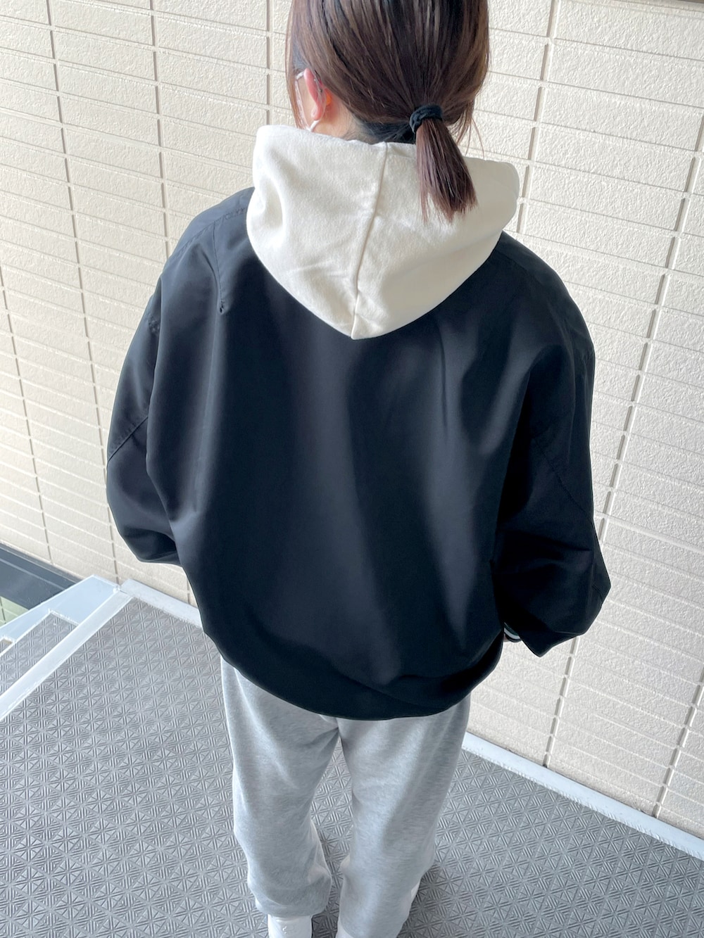 「休日スタイル、ゆるコーデ、スタジャン、スウェットパンツ、エアフォース1、スニーカーコーデ、メンズライク、春コーデ」｜「WEGOのWEGO/ワッペンスタジャン（スタジャン、ブラック系）」を使った、ANNAさん（レディース・156cm）の春コーディネートの2枚目の写真
