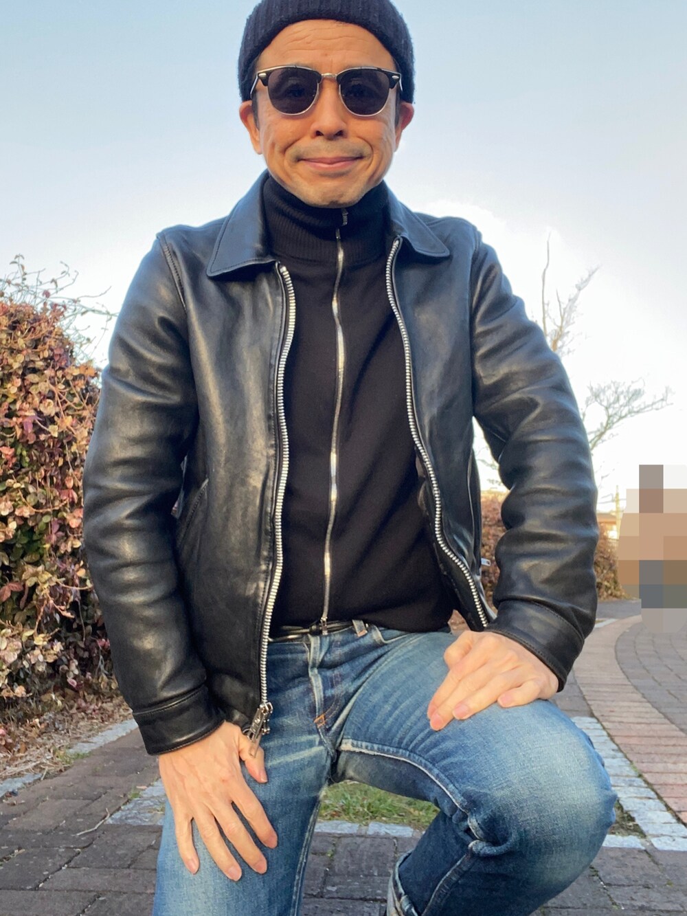 「ドライバーズニット、ネイビー×ブラック、バンプローファー、襟付きライダースジャケット、プチスタンダード」｜「A.P.C.のPETIT STANDARD/15OFF プチスタンダード（デニムパンツ、ブルー系）」を使った、Paulさん（メンズ・171cm）の冬コーディネートの2枚目の写真