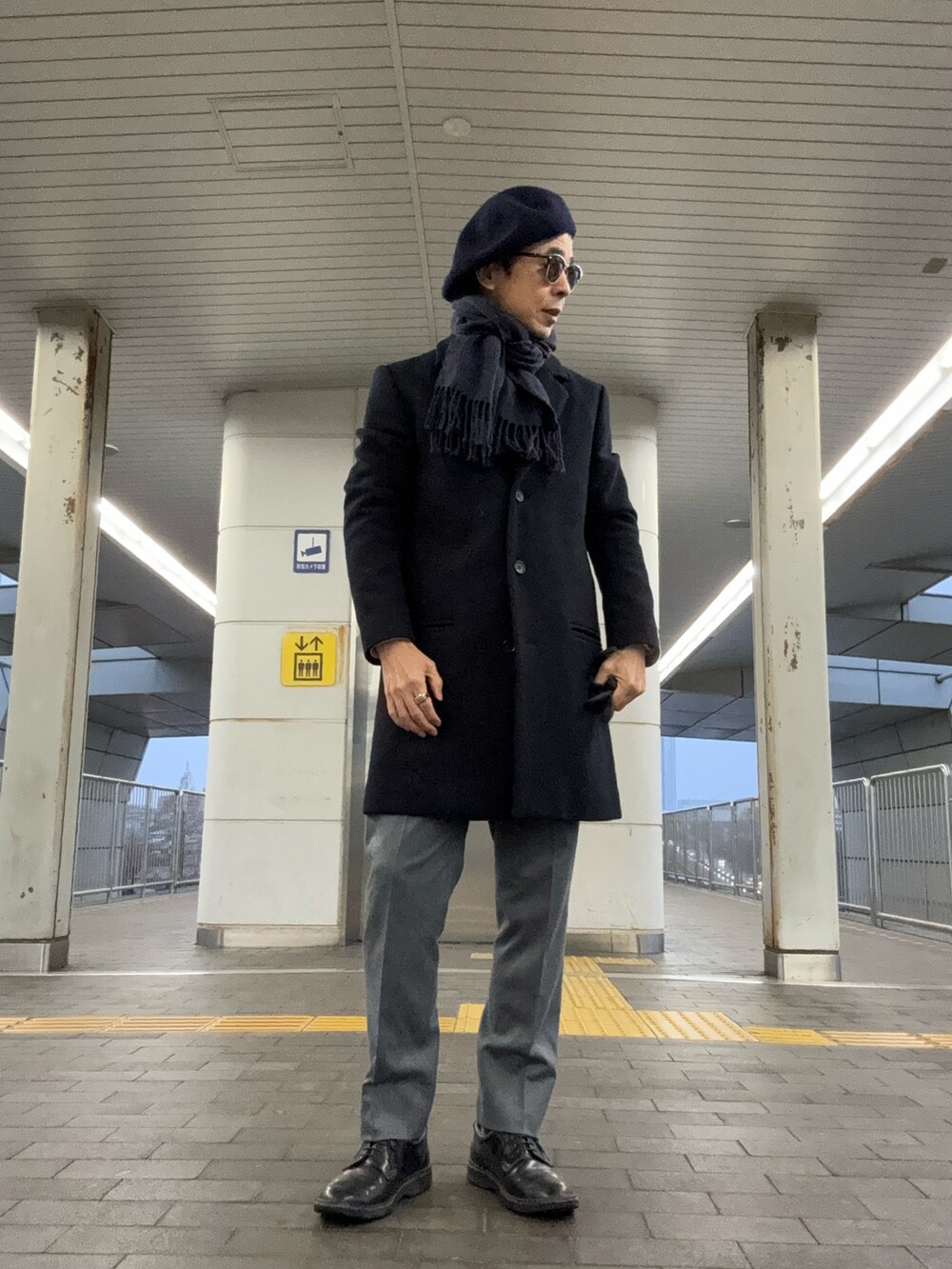 「サキソニーパンツ、ネイビー×グレー、ウールタイ、ジャケパン」｜「UNITED ARROWSのUADT サキソニー ノープリーツ テーパードパンツ（スラックス、グレー系）」を使った、Paulさん（メンズ・171cm）の冬コーディネートの2枚目の写真