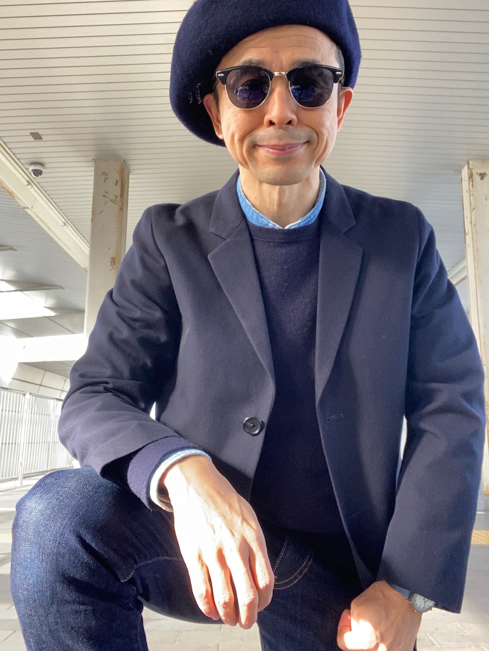 ブルー系のデニムパンツ、ブラック系のその他シューズ、ブルー系のテーラードジャケットを着用したメンズの冬コーディネートの2枚目の写真