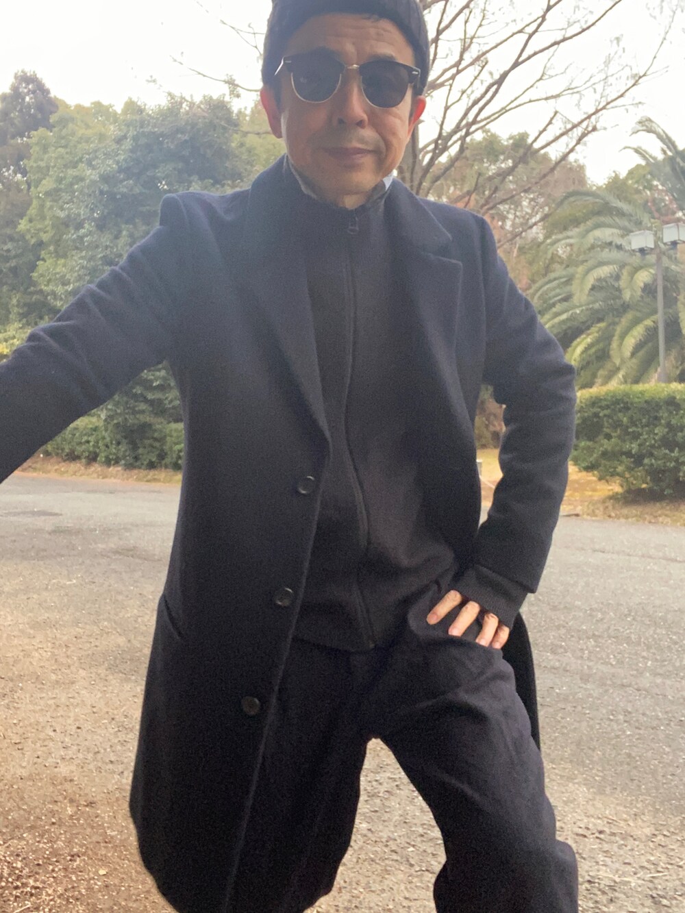 ブルー系のパンツ、ブラック系のブーツ、ブルー系のチェスターコートを着用したメンズの冬コーディネートの2枚目の写真