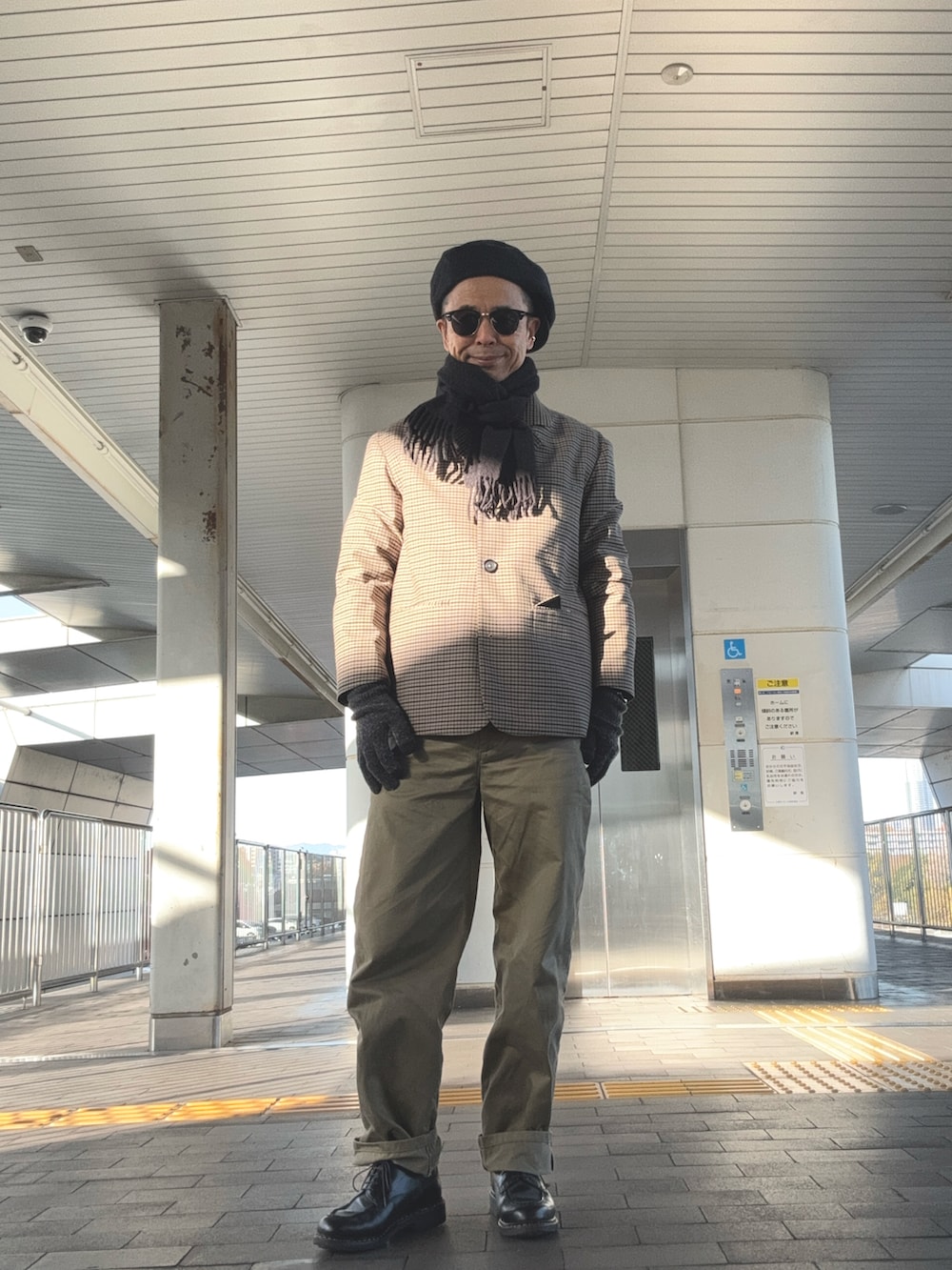 「チェックジャケット、Vネックニット、シャンボード、ブラウントーン、キャスケット後ろ被り、バンドカラーシャツ」｜「MARGARET HOWELLのアイテム（チノパンツ、ベージュ系）」を使った、Paulさん（メンズ・171cm）の冬コーディネートの2枚目の写真