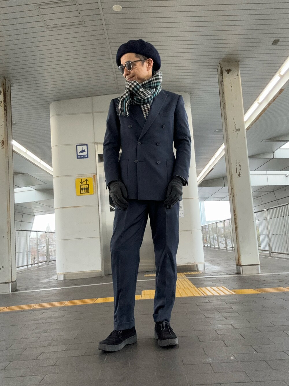 「ダブルスーツ、ボタンダウンシャツ、アズーロ・エ・マローネ、ブリットチャッカ、マッドガード」｜「SANDERSの【別注】＜SANDERS＞ CHUKKA/シューズ ◆（ブーツ、ブラック系）」を使った、Paulさん（メンズ・171cm）の春コーディネートの2枚目の写真