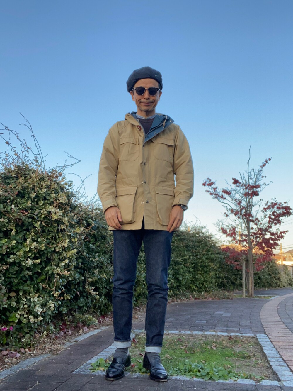 「マウンテンパーカー、バンドカラーシャツ、バンプローファー、ネイビー×ベージュ」｜「lidealのLideal×TOMORROWLAND Prism スキニーパンツ（デニムパンツ、ブルー系）」を使った、Paulさん（メンズ・171cm）の秋コーディネートの3枚目の写真