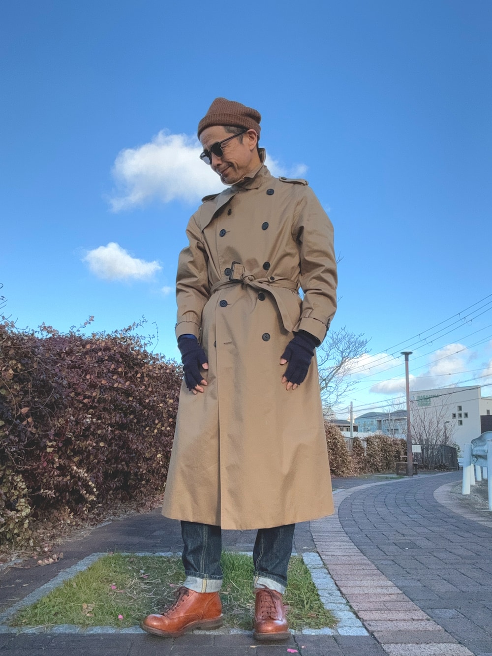 ブルー系のデニムパンツ、ブラウン系のブーツ、ブルー系のニット/セーターを着用したメンズの冬コーディネートの2枚目の写真