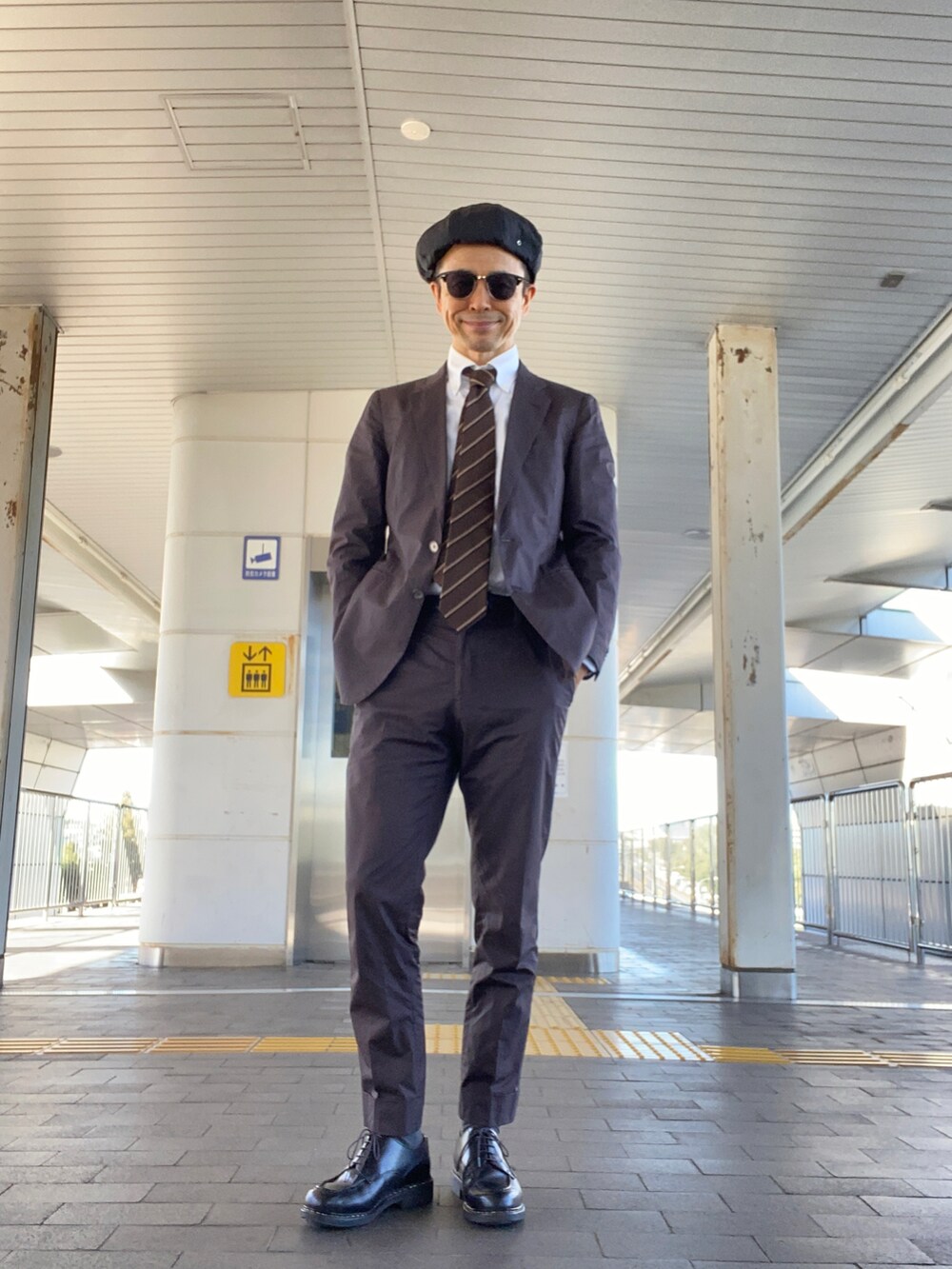 ブラウン系のその他パンツ、ブラック系のその他シューズ、ブラウン系のテーラードジャケットを着用したメンズの秋コーディネートの2枚目の写真