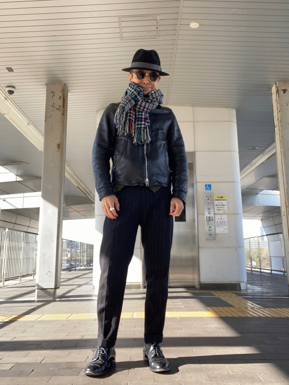 「襟付きライダースジャケット、オリーブ×ブラック、チョークストライプ、フランネルパンツ、ボタンダウンシャツ、中折れハット、モディファイドラスト」|「UNITED ARROWSのUAST フラノ ストライプ 1プリーツ パンツ(その他パンツ、ブラック系)」を使った、Paulさん(メンズ・171cm)の冬コーディネートの2枚目の写真