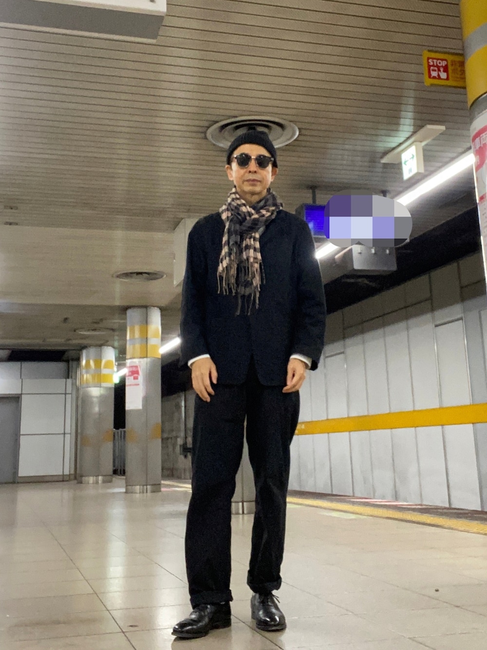 「セットアップ、ブラック×ホワイト、花柄ネクタイ、ボタンダウンシャツ、パンチドキャップトゥ、リネン混スーツ」｜「MARGARET HOWELLのアイテム（ジャケット/アウター、ブラック系）」を使った、Paulさん（メンズ・171cm）の秋コーディネートの2枚目の写真